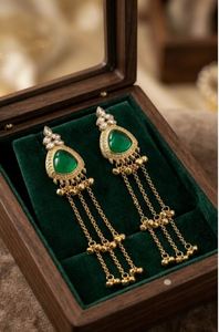 Pendientes de Lujo para Mujer, Diseño Indio Cachemirí, Chapados en Oro, Estilo Étnico Geométrico Tradicional, Largos, con Cristales y Pedrería, para Novia - Product Image 2