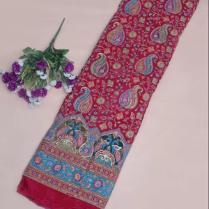 ผ้าพิมพ์ลายดอกไม้เพสลีย์สีชมพูธรรมชาติแบบเครป พร้อมขอบตกแต่งอย่างสวยงาม เหมาะสำหรับทำชุดคุर्ติ - Product Image 1