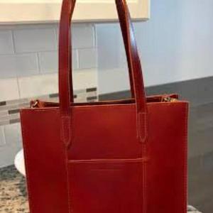 Sac à main en similicuir tendance pour femme avec fermeture éclair à pompon, deux poignées, porté épaule, pour usage quotidien et professionnel - Product Image 6