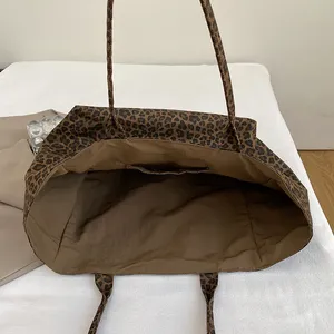 Bolso Tote de Lona con Estampado de Leopardo para Mujer, Bolso de Hombro Casual, Abierto, de Gran Capacidad, para Uso Diario - Product Image 4