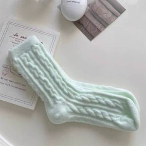 Chaussettes d'hiver pour femmes 2025, douces, en peluche, antidérapantes, pour la maison, pour dormir - Product Image 5