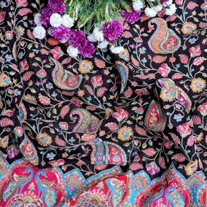 Tissu ethnique indien en crêpe léger, noir de jais, motif paon paisley, 54 pouces, avec accentuations de sequins scintillants - Product Image 6