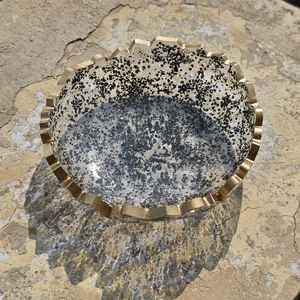 Bandeja de Resina con Grandes Fragmentos de Pirita, Hecha a Mano, Pintada a Mano, Diseño Personalizado, Artesanía Atemporal, Decoración Abundante - Product Image 2