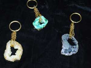 พวงกุญแจอะเกตเจโอด NOBLESTONE GEMS ประดับด้วยคริสตัลดรูซี่แบบดิบ ประกายระยิบระยับ ขอบชุบทอง พร้อมสายโซ่สีทอง - Product Image 2