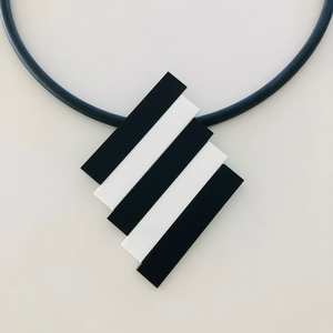 Collier artisanal en résine de cristal et en bois - Accessoire de mode élégant - Product Image 1