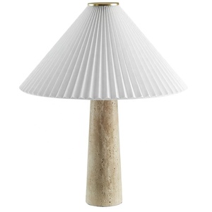 Lámpara de mesa de lujo de piedra travertino con pantalla de tela plisada, elegante acento de latón, iluminación ambiental suave para interiores modernos. - Product Image 1