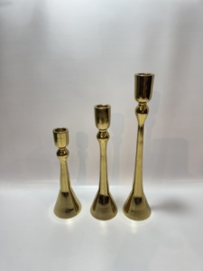 Ensemble de 3 bougeoirs modernes en laiton doré et aluminium, à base évasée et tige fine, pour bougies coniques, centre de table minimaliste - Product Image 2