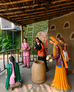 Estatuas de la Celebración del Festival Teej Teeyan de Punjabi, Figuras Tradicionales de Mujeres, Decoración, Estatuas de Damas Punjabi Bailando - Product Image 5