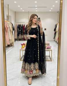 Robe de soirée ethnique indienne pour femme, en Georgette brodée, avec sequins et travail Dori, longueur ras du sol, infroissable - Product Image 3