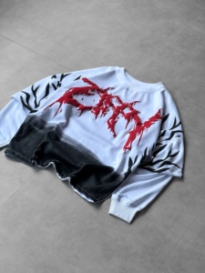 Nouveaux T-shirts rouges surdimensionnés les plus vendus avec manches doubles contrastantes blanches, logo en gel 3D en relief et imprimé graphique intégral effet vieilli - Product Image 3