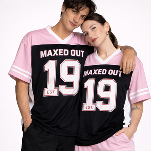 Venta al por mayor OEM: Camiseta de fútbol americano para mujer, rosa y negra, de malla, cuello en V, estilo oversize, con logo personalizado, marca privada OEM, al por mayor, EE. UU. - Product Image 1