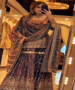 ชุดเสื้อท็อปปักลายผ้าไหมหรูหราสไตล์เฟนดี้ พร้อมกางเกงชาราร่าและผ้าคลุมไหล่ สำหรับงานเทศกาล ราคาขายส่ง เสื้อผ้าชาติพันธุ์ ชิกู - Product Image 2