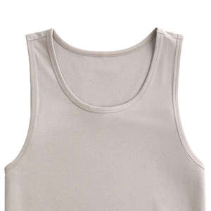 Camiseta sin mangas de algodón orgánico 100% de alta calidad, sostenible, con cuello redondo, corte ajustado y tejido acanalado para hombre. - Product Image 5