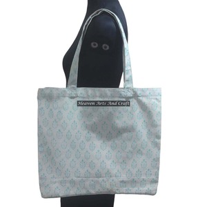 Sac à bandoulière carré polyvalent à la mode de grande capacité Sac fourre-tout carré en coton bloqué à la main - Product Image 1