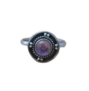 Anillo de Amatista en Plata de Ley 925 con Engaste de Garras Elegante, Bañado en Platino, Delicado y Moderno, Certificado por Terceros, Regalo para Novia - Product Image 1