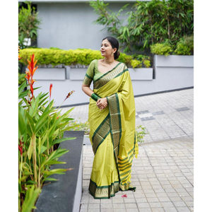 VÊTEMENTS DE MARIAGE BANARASI SAREE EN SOIE AVEC BLOUSE INCOSSÉE OLIVE - Product Image 1