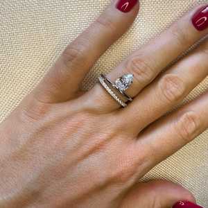 Bague de fiançailles double bande en or blanc massif 10k 14k 18k avec diamant taille poire cultivé en laboratoire et accent pavé, alliance solitaire pour femme - Product Image 2