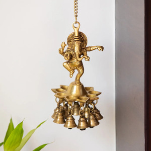Lampe à huile Diya suspendue en laiton naturel faite à la main avec chaîne de clochettes pour la décoration de la maison et les anniversaires, à prix de gros - Product Image 5