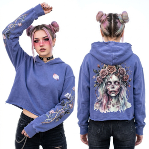 Sudadera con capucha corta azul claro personalizada para mujer con gráfico de calavera y nubes, estampado de estrellas desgastado en las mangas, fabricante - Product Image 2