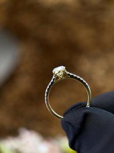 Bague en diamant de qualité supérieure avec finition polie haut de gamme, hypoallergénique, idéale pour les soirées et la vente de bijoux en détail à l'export. - Product Image 6
