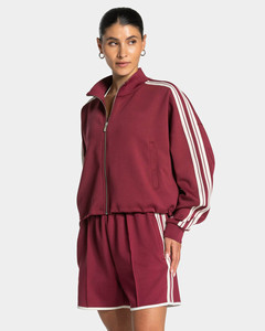 Ensemble survêtement femme streetwear avec veste courte zippée bordeaux à épaules tombantes et short rayé, personnalisable OEM en gros - Product Image 1