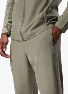 Jogging homme kaki doux, coupe classique, séchage rapide, respirant, avec poches latérales et revers côtelés, logo personnalisé, pour la gym. - Product Image 3
