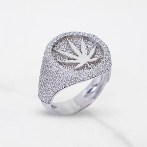 Anillo de compromiso de diamantes de alta calidad con piedra central de corte redondo en engaste de oro macizo disponible al mejor precio. - Product Image 3