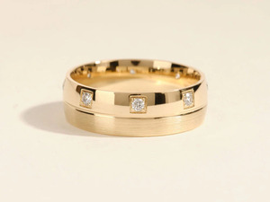 Anillo de boda de oro amarillo con diamantes cultivados en laboratorio para hombre - Product Image 1