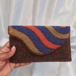 Pochette de soirée faite à la main en forme d'enveloppe à volants perlés - Product Image 2