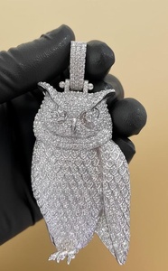 Colgante de Lujo Hip Hop Bling con Moissanita Iced-Out de Plata de Ley 925 Bañado en Oro de 18K Certificado Hecho a Medida con Diseño de Garra de Búho para Rapper - Product Image 2