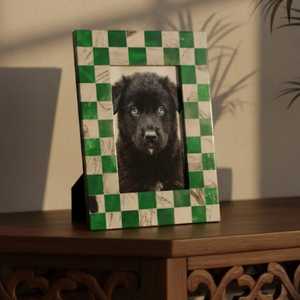 Cadre photo moderne en résine fait main avec incrustations, dimensions personnalisées, design rectangulaire vertical pour table, avec couleurs multicolores de qualité supérieure - Product Image 5
