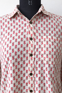 Camisa de Algodón Estampada a Mano con Diseño Floral Rosa Unisex |   Camisa Artesanal Hecha a Mano con Botones y Manga Larga |   Moda Botánica Sostenible - Product Image 3