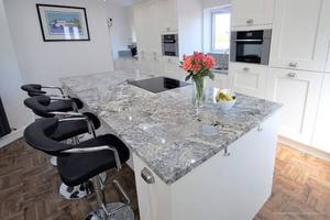 Îlot de cuisine moderne en granit bleu cristal durable, dalle de pierre polie à effet tourbillon, comptoir résidentiel, commercial, pour villa, revêtement de sol - Product Image 3