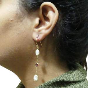 Boucles d'oreilles pendantes pour femme en argent sterling 925 plaqué or, perles baroques et pierres précieuses grenat, design classique, idéales pour les fêtes, cadeau - Product Image 5