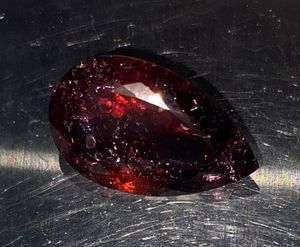 พลอยทัวร์มาลีนสีแดงเข้มธรรมชาติ 16.90 กะรัต รูปทรงลูกแพร์ แบบเจียระไน จำหน่ายส่งจากอินเดีย |   วิดีโอมีให้ดูแล้ว - Product Image 2