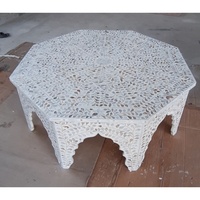 Table basse de style marocain avec incrustation de nacre, motifs traditionnels du Maroc