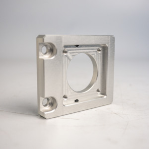 Plaque adaptatrice pour moteur pas à pas en acier inoxydable usinée CNC de haute précision AMT VINA, fabriquée au Vietnam - Product Image 1