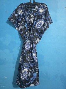 Kaftan en coton fait main grande taille, taille naturelle, écologique, ample, col en V, imprimé floral, pour la plage, la détente et la nuit - Product Image 5