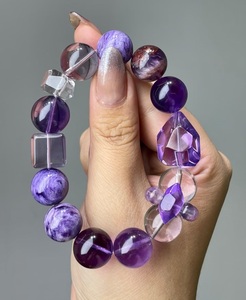 Bracelet en résine artisanal de créateur avec effets tourbillonnants artistiques – Accessoire moderne pour les magasins de mode - Product Image 2