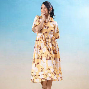 Vestido midi amarillo y blanco con estampado floral, cuello camisero, mangas cortas regulares, detalle fruncido o plisado, corte recto. - Product Image 1