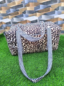 Sac de voyage matelassé en coton fait main avec fermeture éclair, grand sac de week-end tendance - Product Image 1