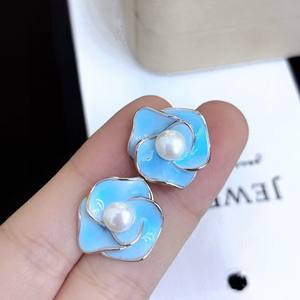 Boucles d'oreilles clous en argent pur, tendance et élégantes, avec perles d'eau douce bleues à couleur inaltérable, inspirées de la fleur de thé huileux - Product Image 3