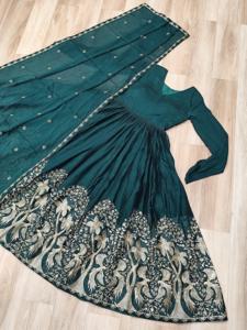 ชุด anarkali ผ้าไหมพร้อมงานปักและลำดับ - Product Image 4