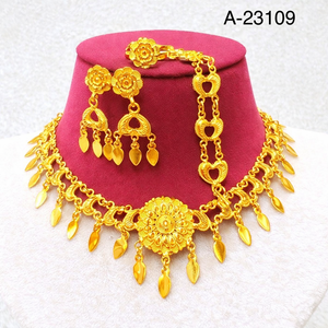 Venta al por mayor MOLL JEWELLERS Modelo 23109 Conjunto de collar de gargantilla floral de circonita chapado en oro con pendientes colgantes a juego de moda para - Product Image 1