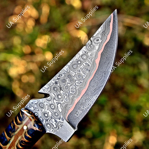 มีดใบตายเหล็กดามัสกัสทองแดงคุณภาพสูง พร้อมรูนิ้วจับ สำหรับล่าสัตว์ ตั้งแคมป์ พกพาประจำวัน ด้ามจับเรซิ่นรูปทรงโคนต้นสน รับผลิตแบบ OEM/ODM ขั้นต่ำในการสั่งซื้อน้อย - Product Image 2