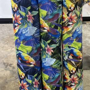 Impresiones digitales tropicales hermosas, coloridas y nítidas sobre tela de poliéster tejida de 44 pulgadas de ancho, listas para envío inmediato. - Product Image 2