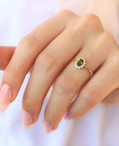 Anillo Halo Art Deco Vintage con Peridoto Certificado por IGI, Peridoto Verde Ovalado con Acentos de Circonita Cúbica Brillante, Inspirado en Piedra de Nacimiento, Oro de Ley 925 - Product Image 2