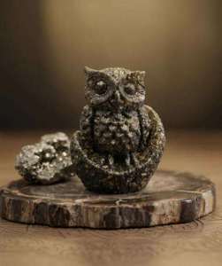 Pirámide de orgonita artesanal con pirita en forma de media luna y búho, generador de energía de piedras preciosas metálicas para el éxito financiero y la manifestación de la riqueza. - Product Image 1