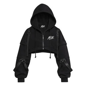 Sudadera corta con capucha de moda para mujer, estilo techwear, negra, con cremallera, detalles de tiras, top streetwear, proveedor OEM, EE. UU. - Product Image 3