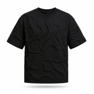 Camiseta de hombre negra con estampado 3D en relieve, manga corta, cuello redondo, tejido de punto, corte regular, estilo casual urbano. - Product Image 1